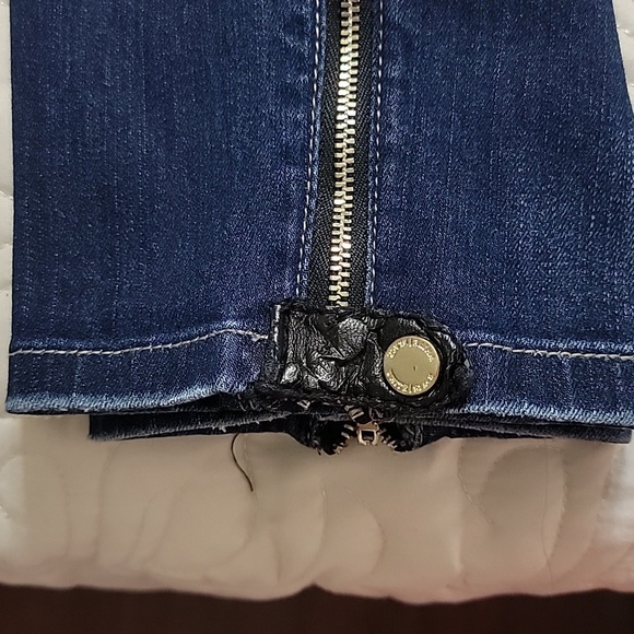 Jeans with faux leather ate front and back pockets. - Picture 7 of 7